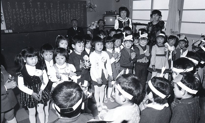 1974 伊草保育所修了式008.jpg